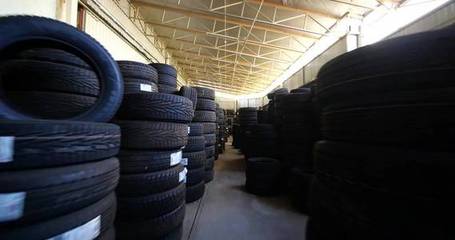 汽車車庫輪胎倉庫中的新輪胎樁